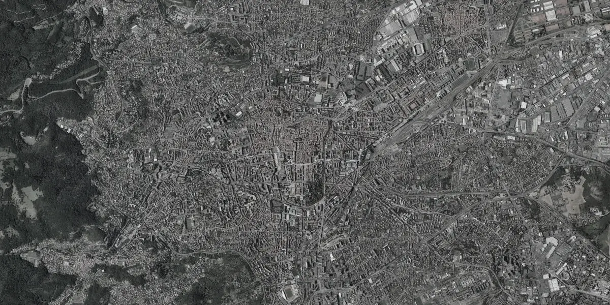 Vue aérienne de Clermont-Ferrand : cathédrale Notre-Dame-de-l’Assomption et centre-ville