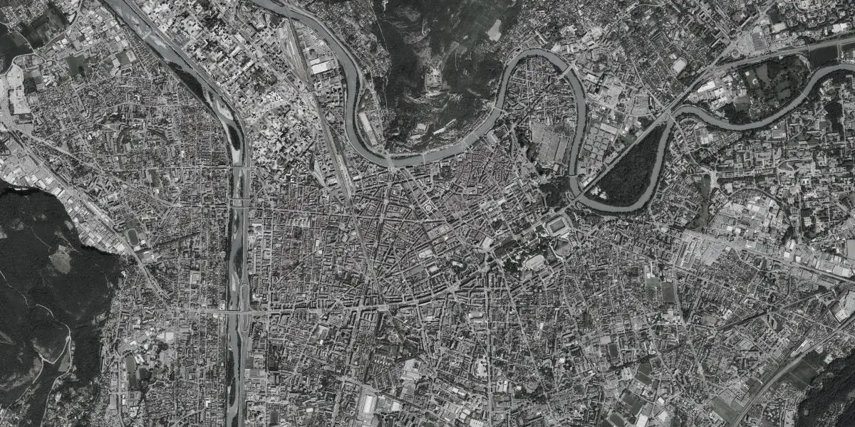 Vue aérienne de Grenoble : l’Isère, la Bastille et le centre-ville