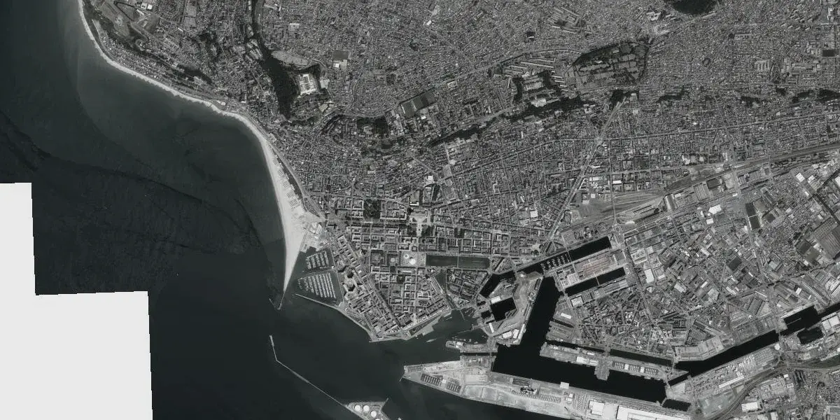 Vue aérienne du Havre : l’hôtel de ville, l’église Saint-Joseph et le centre reconstruit par Auguste Perret
