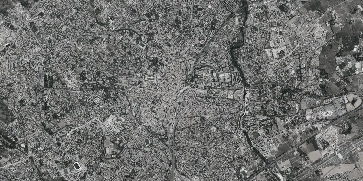Vue aérienne de Montpellier : place de la Comédie, Écusson et centre-ville