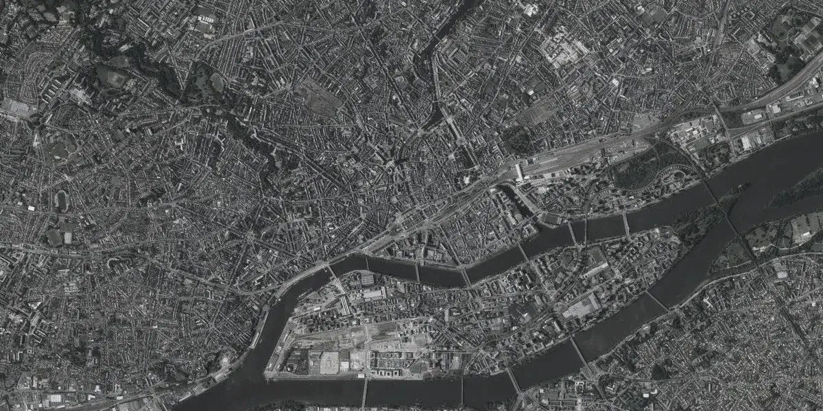 Vue aérienne de Nantes : château des ducs de Bretagne, Loire et centre-ville