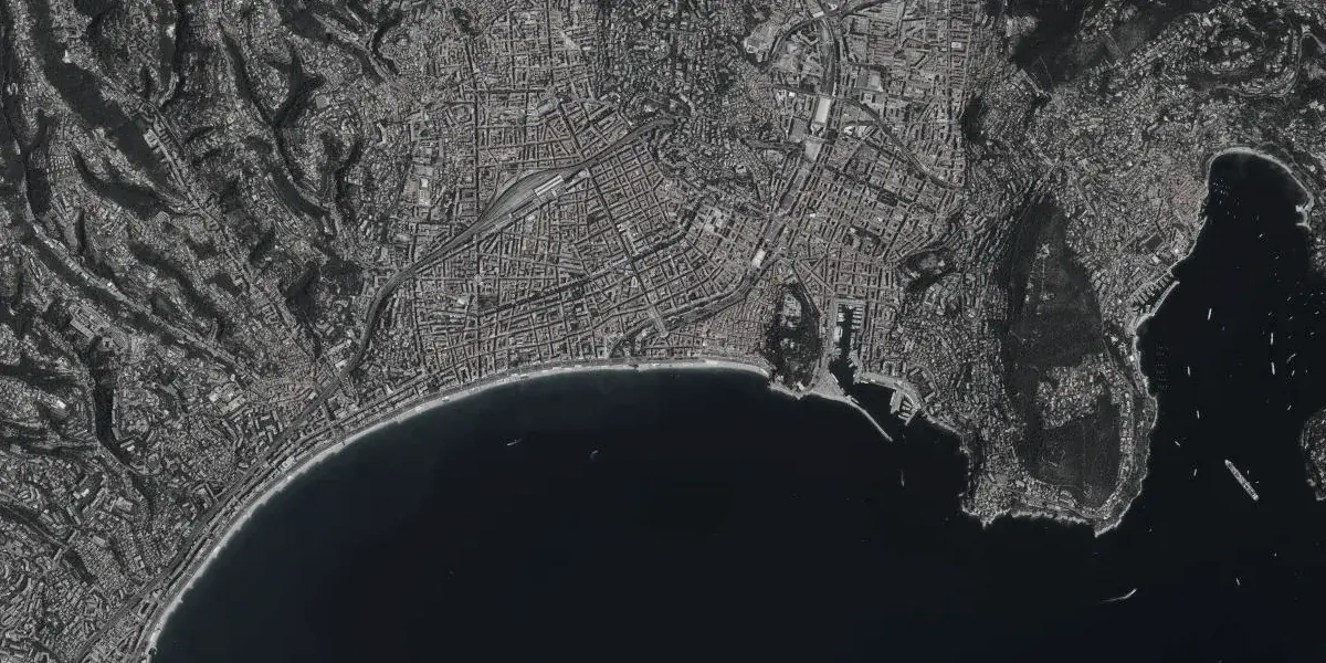 Vue aérienne de Nice : promenade des Anglais, baie des Anges et Vieux-Nice