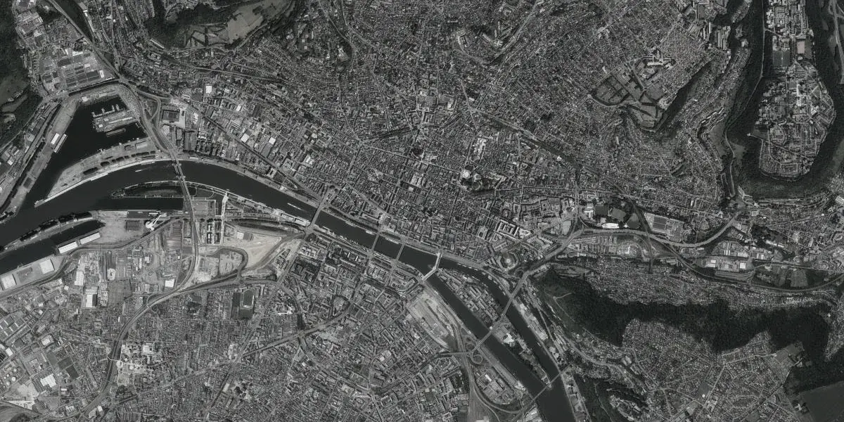 Vue aérienne de Rouen : la cathédrale Notre-Dame, la Seine et le centre-ville