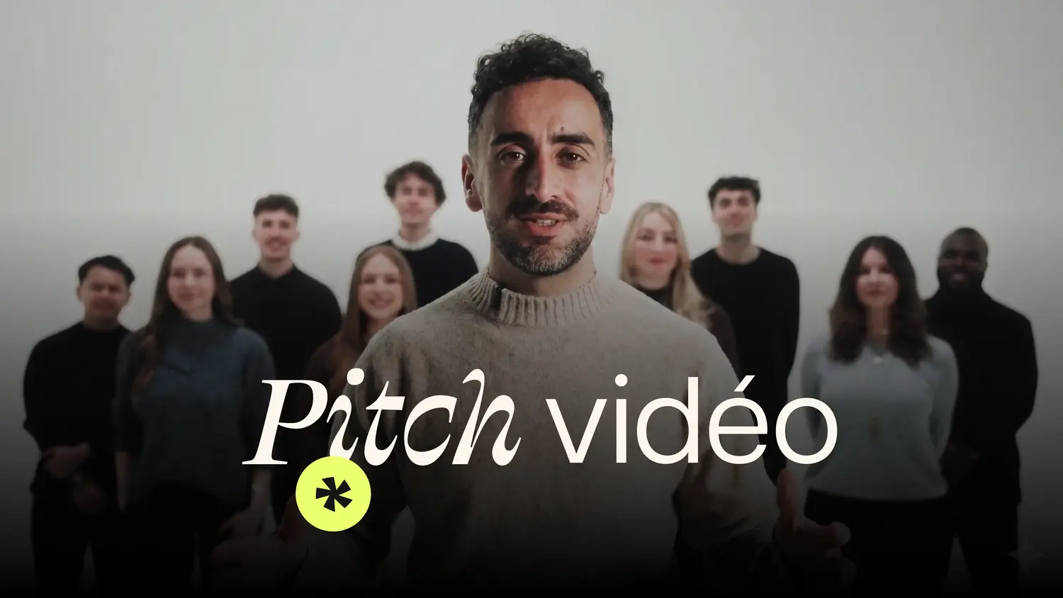 Un fondateur face caméra devant son équipe, avec le titre « Pitch vidéo »