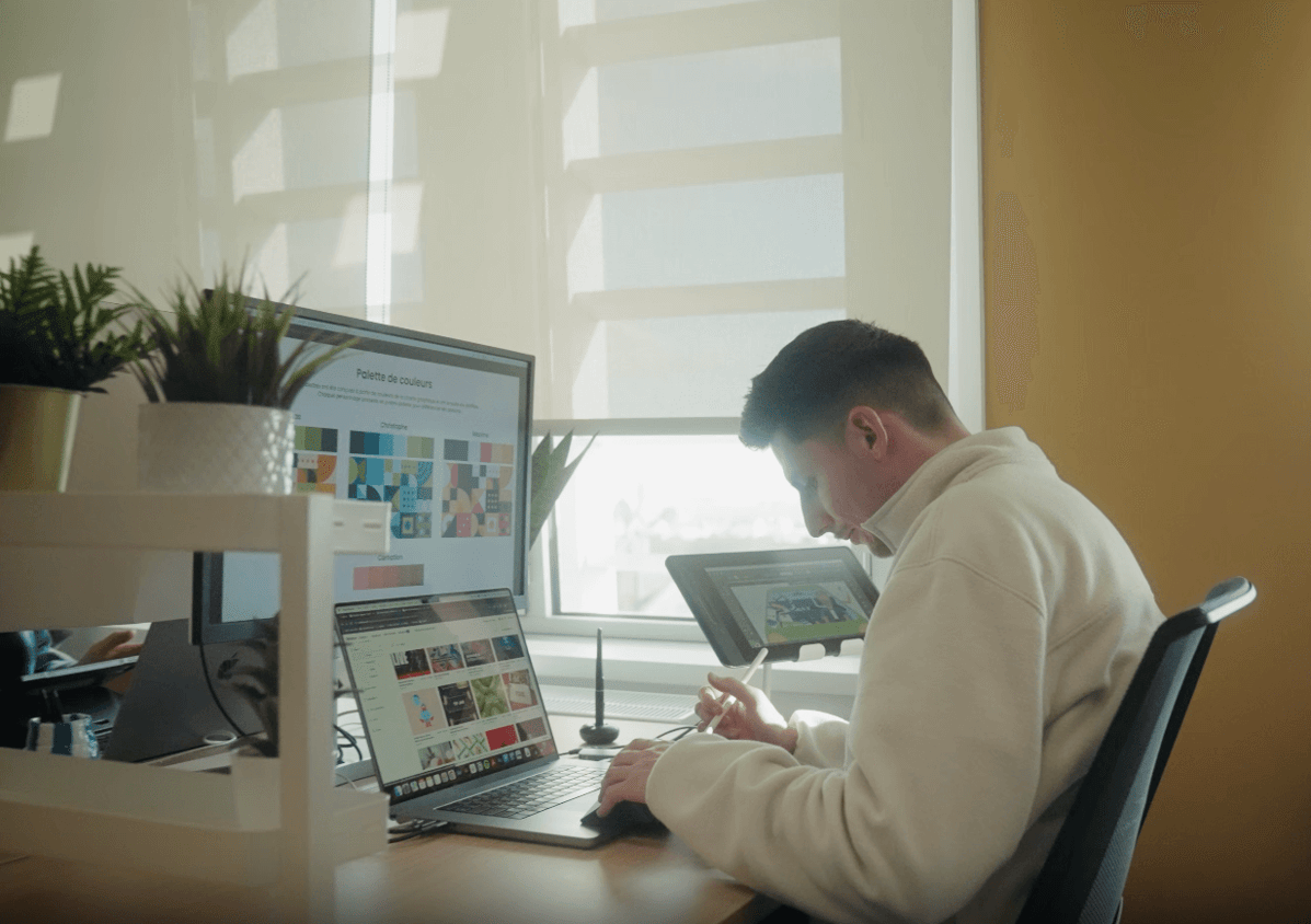 Motion designer au travail sur une tablette graphique devant son écran