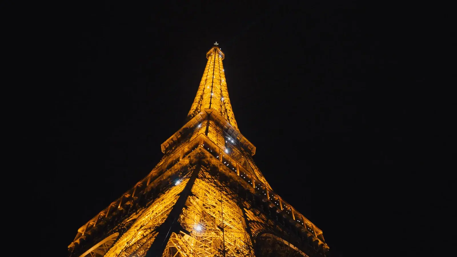 Tour Eiffel illuminée de nuit, filmée pour un événement à Paris