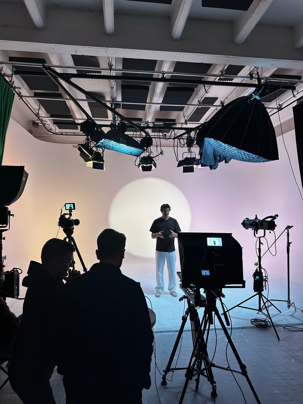 Tournage de la vidéo keynote Jow en studio sur cyclo blanc : équipe, caméras et plateau